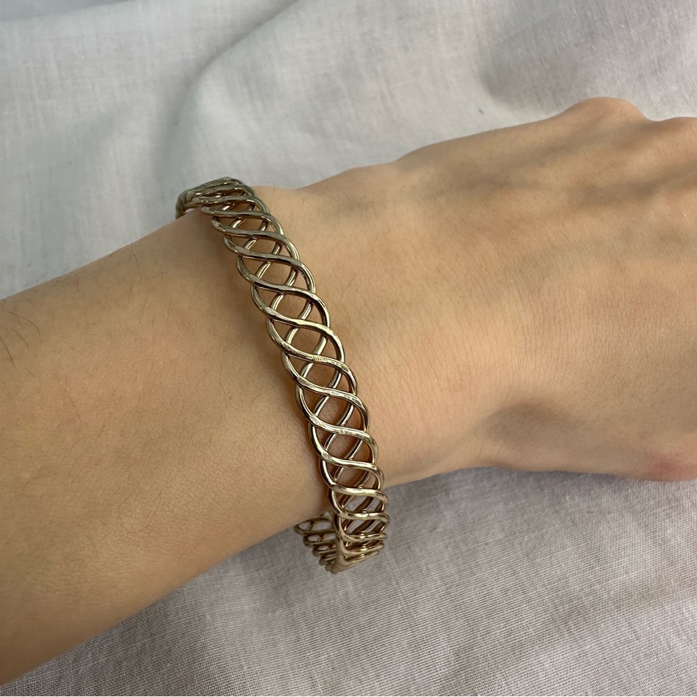 Elegant Gold Tone Crisscross Pattern Bangle Bracelet